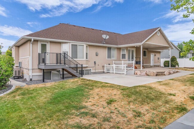 Building Photo - Spacious 7 Bed Kaysville Home with Two Kitchens