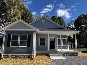 Building Photo - 38 Meadow View Ln