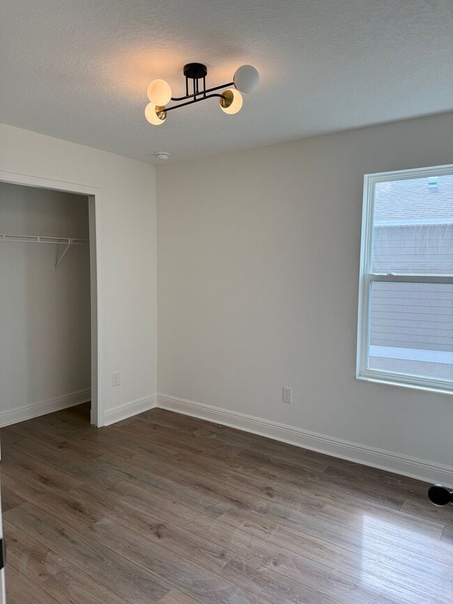 Building Photo - Beautiful 4 bedroom Home