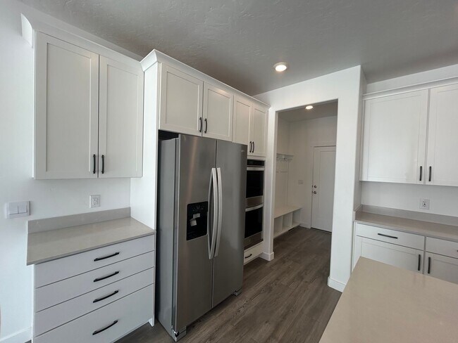 Building Photo - 284 W Saddlebrook Dr