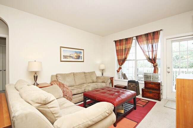 Building Photo - Top Floor, Pet-Friendly Riverbend Condo on Pantops