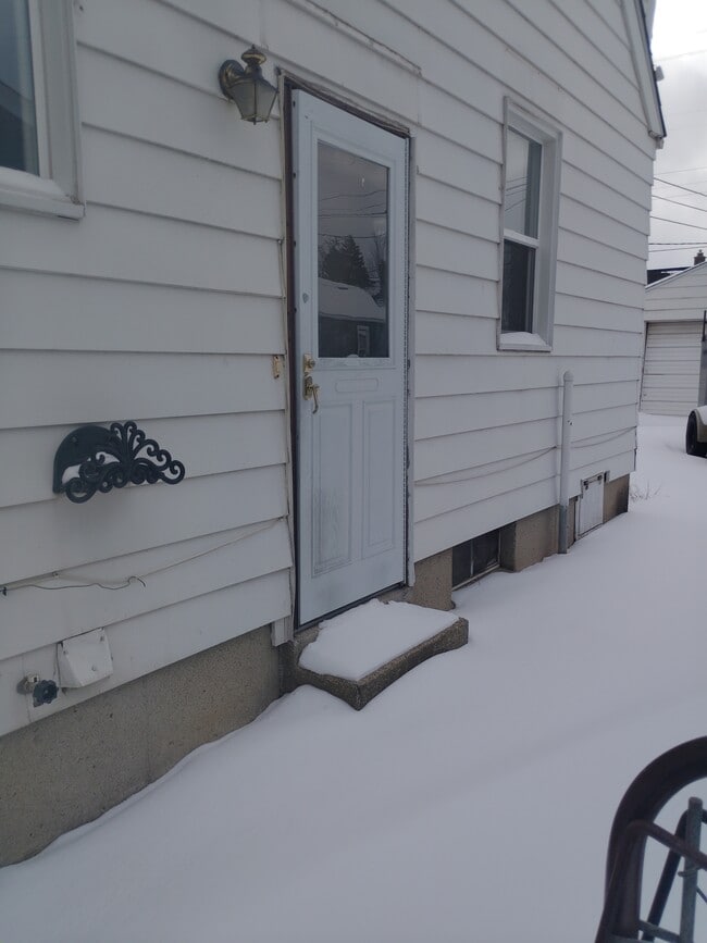 Building Photo - 523 Lincoln Ave