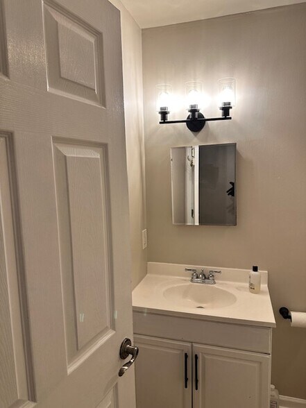 Building Photo - 2731 Larkspur Dr SE