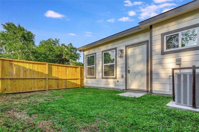 Building Photo - 6824 Dumble St