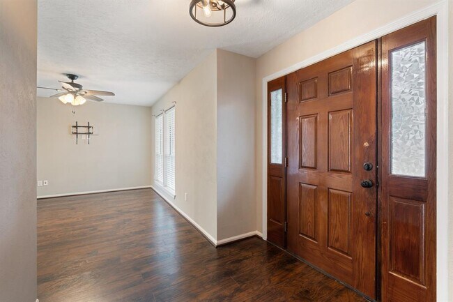 Building Photo - 7015 Redwood Falls Dr