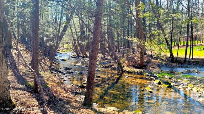 Building Photo - 90 Van Dale Rd