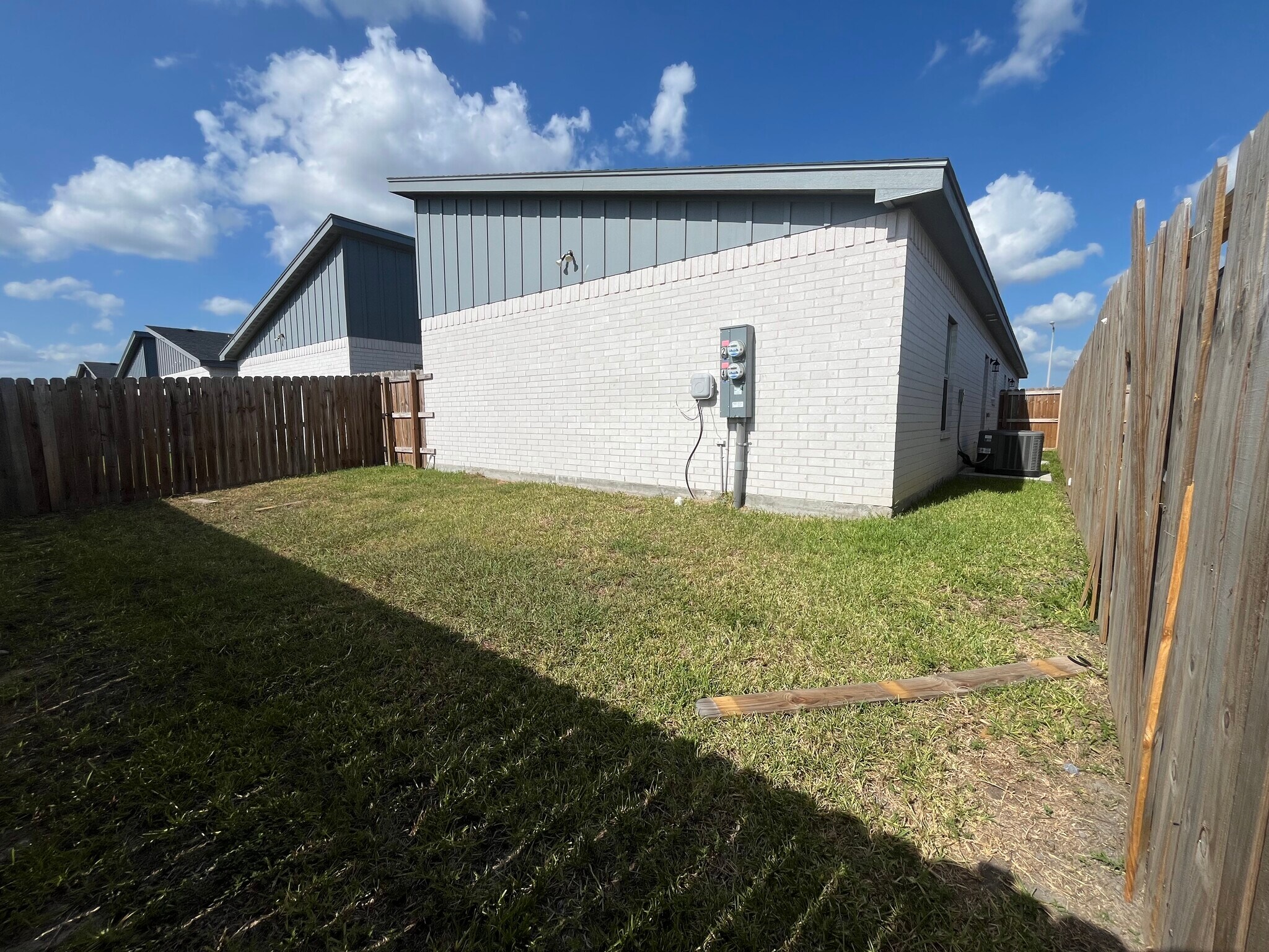 Building Photo - 1630 Playa Dr