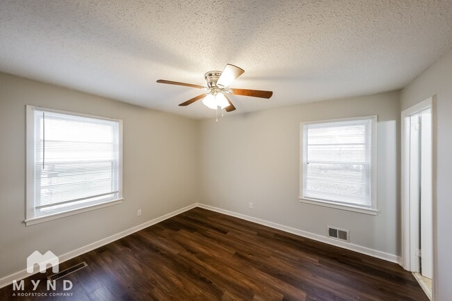 Building Photo - 217 Marshall Dr