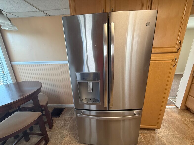 SS Refrigerator w/ ice maker - 45 Saint Mary St