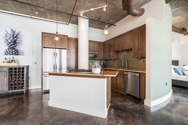 Building Photo - 311 W 5th St