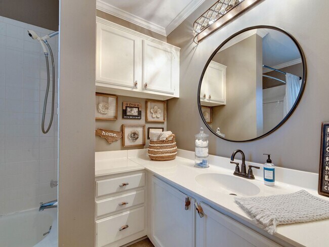 Building Photo - A picture perfect cottage home ready for you with community pool!