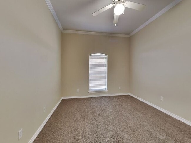 Building Photo - No Application Fee* $500 off first months ...