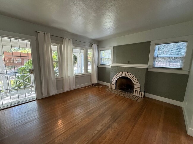 Building Photo - Cozy 2 bed 1 bath available now!