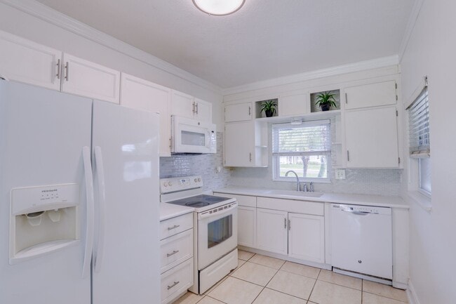 Building Photo - 121 S Triplet Lake Dr