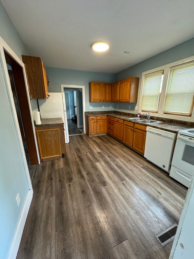 Primary Photo - 264-212 12th St NW