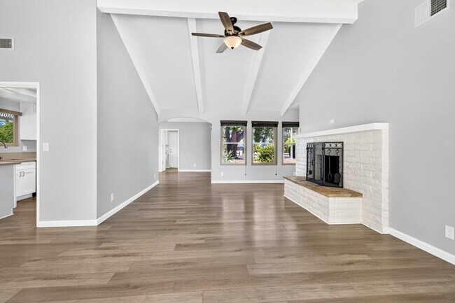 Building Photo - 28147 Queensbridge Rd