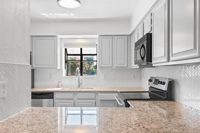 Building Photo - 15221 Berry Trail