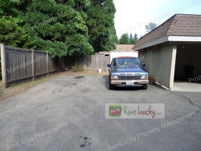 Building Photo - Super-Cute 2 Bedroom, 2 Bath Duplex in Unb...