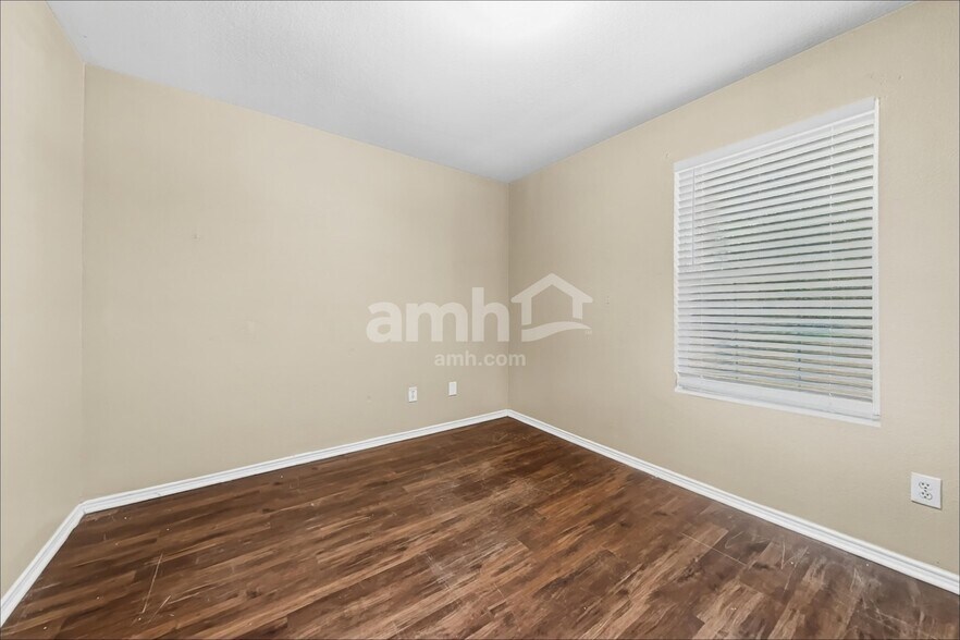 Building Photo - 1120 Boxwood Dr