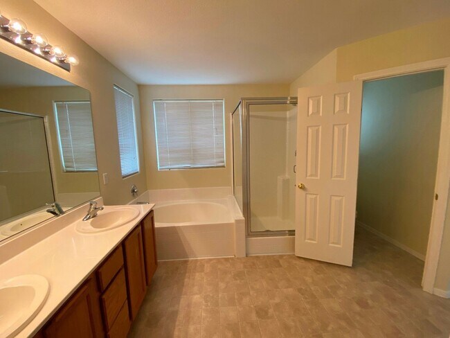 Building Photo - Beautiful & spacious home on an oversized ...