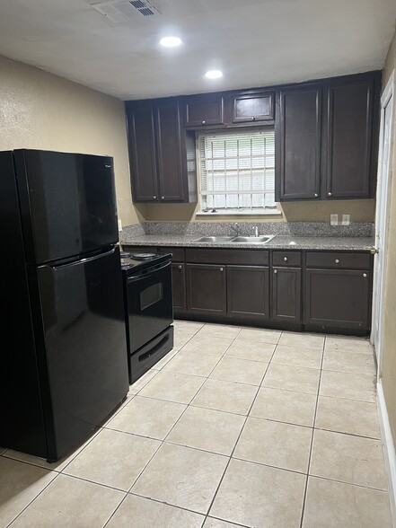 Kitchen & Apliances - 3914 Pickfair St