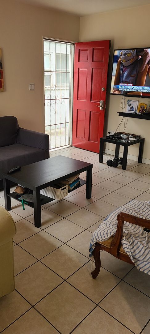 Building Photo - Great Location in Pacific Beach! Private l...
