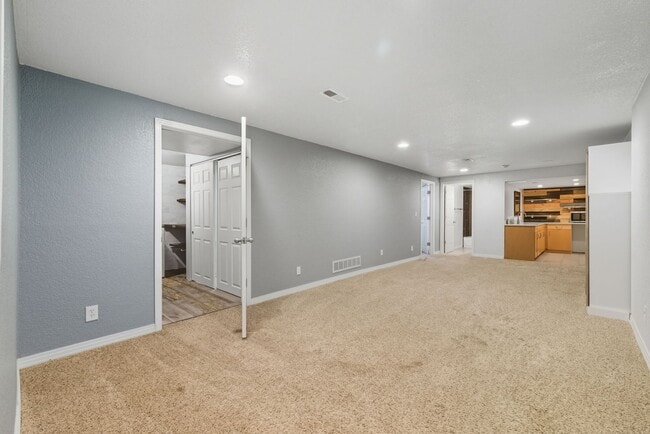 Building Photo - All you want in a home! 5 bed 3 bath ranch...