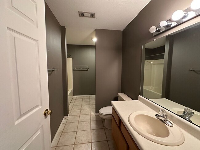 Building Photo - 301 Holly St