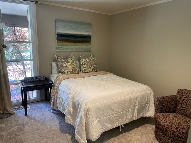 Building Photo - 3 Bedroom Condo - Garage! Walk to Burnt Ce...