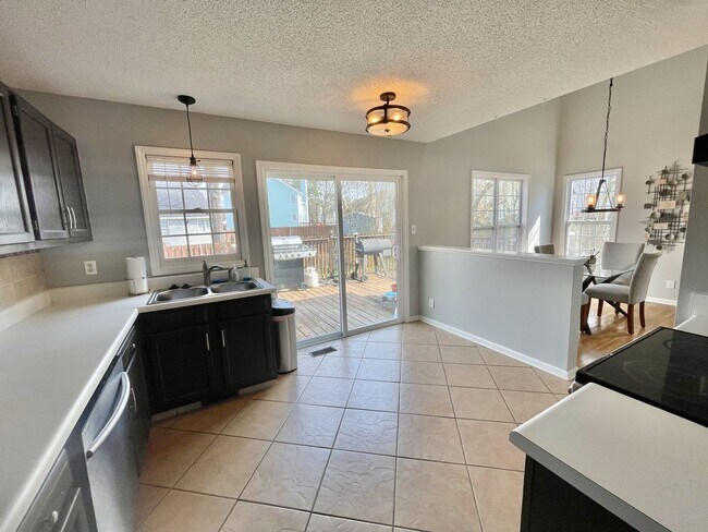 Building Photo - 3 Bedroom 2.5 Bathroom Home w/ 1 car garag...