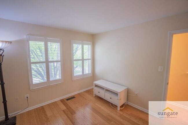 Building Photo - 104 N Dallas St