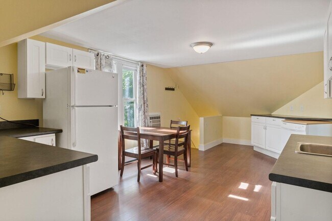 Primary Photo - 109 Woodford St