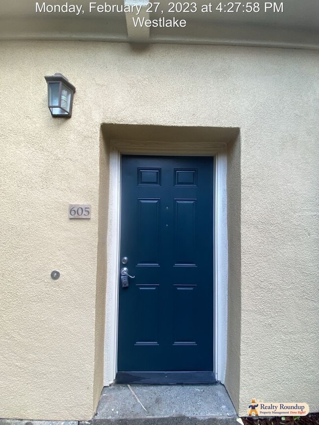 Building Photo - Pristine Condo with New Carpet and Dual Master Suites