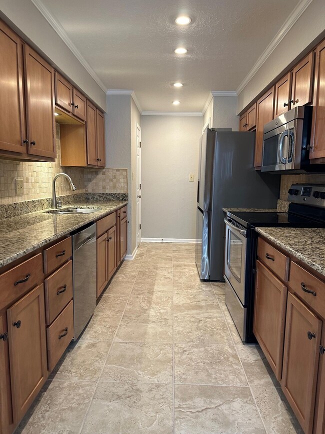 Building Photo - 3505 Lakeside Ct