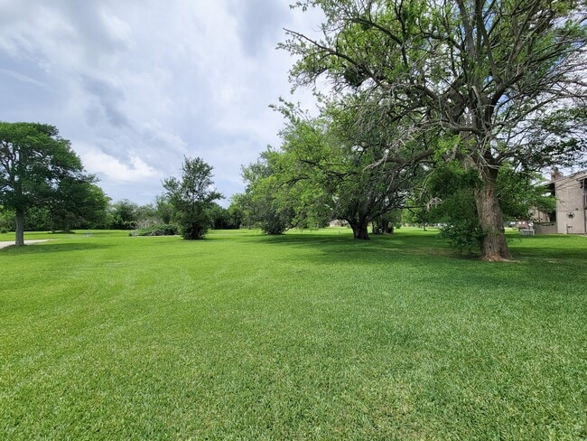 Building Photo - 418 Garland Dr