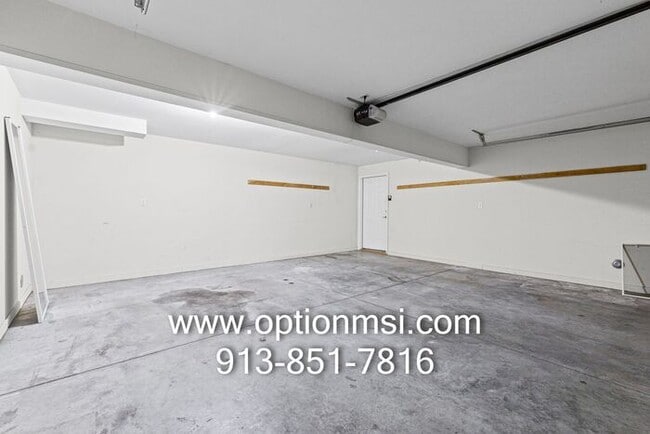 Building Photo - Welcome home to this beautifully updated 3-bedroom, 2-bath duplex in the heart of Johnson County!
