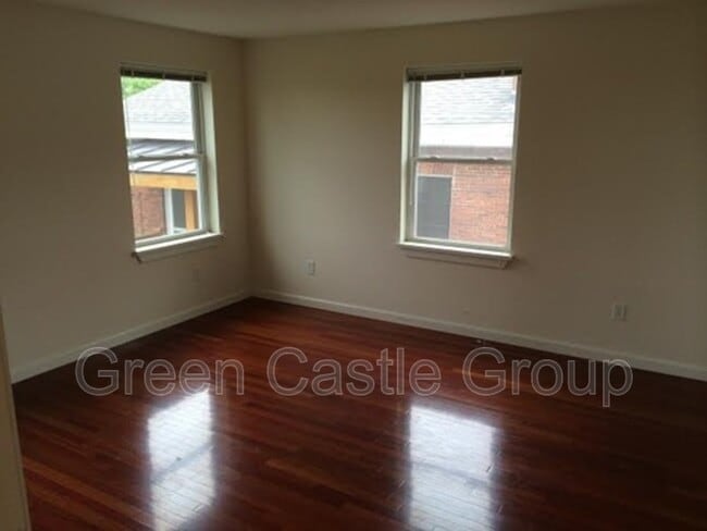 Building Photo - 323-325 College Street, Unit 4
