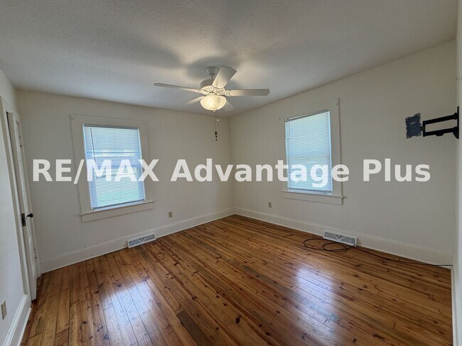 Building Photo - 711 Monroe St