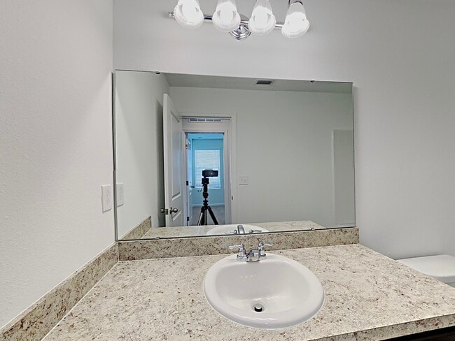 Building Photo - 703 Madison Dr