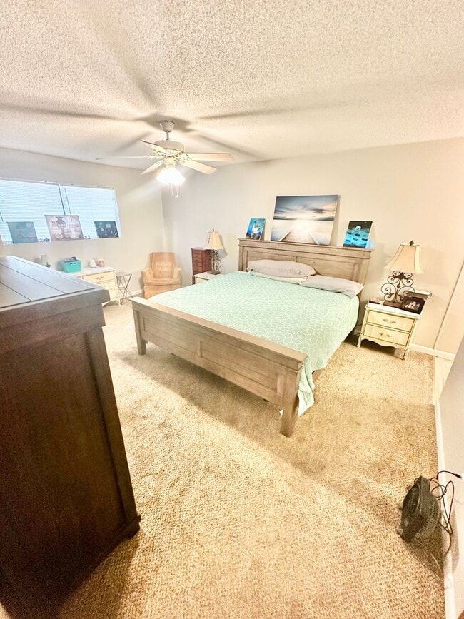 Building Photo - Nice 2 bedroom / 2 bathroom / 2 car garage single story town home for rent in Shalimar!