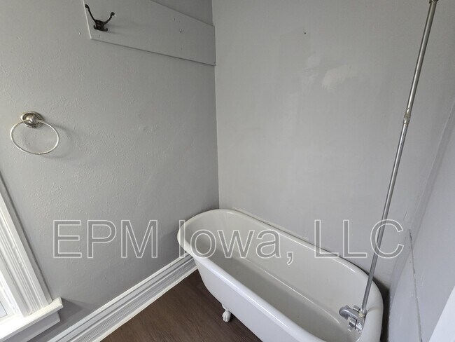 Building Photo - 949 13th St