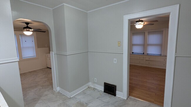 Building Photo - Charming 3-bedroom, 1.5-bathroom home located in the heart of Akron