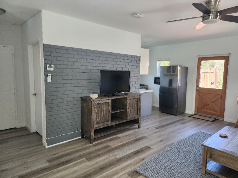 Building Photo - 1112 N Ontare Rd