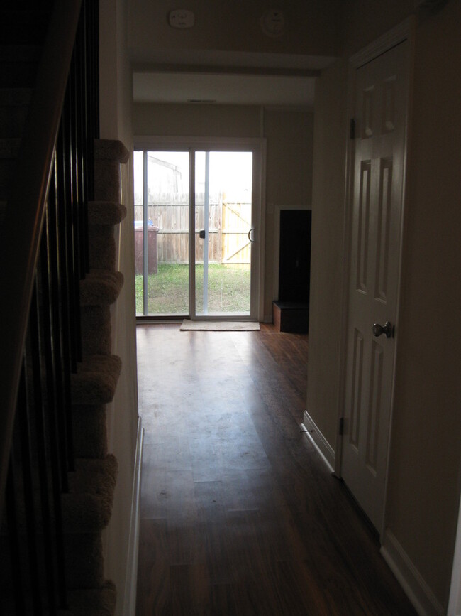 Building Photo - 2BR townhouse in the Western Branch area