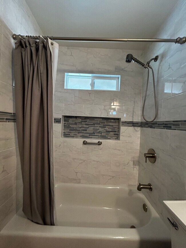Building Photo - Beautifully Remodeled 3-Bedroom Home for Lease in a Highly Desirable Neighborhood