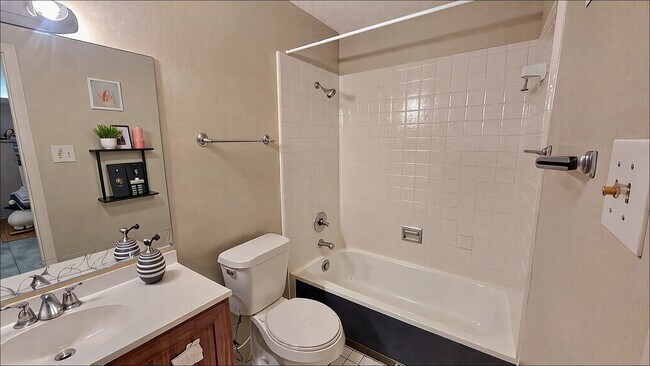 Building Photo - 7400 Bellerive Dr