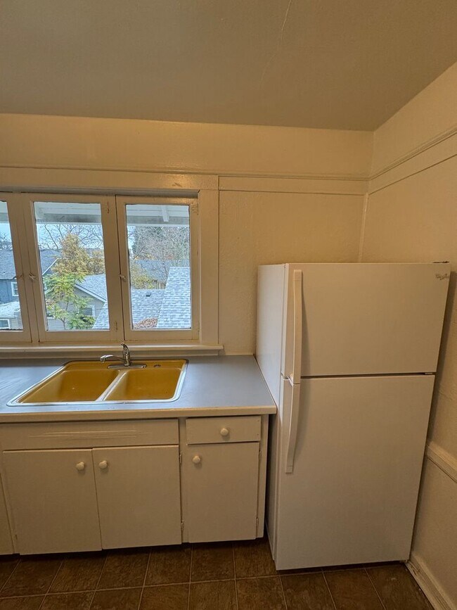 Building Photo - Studio in Downtown Eugene