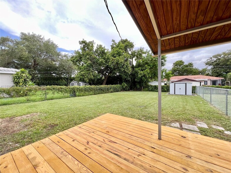 Building Photo - 11020 NE 10th Ave