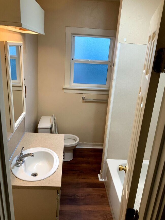 Building Photo - 1 Bedroom Duplex in Midtown Near the Whit