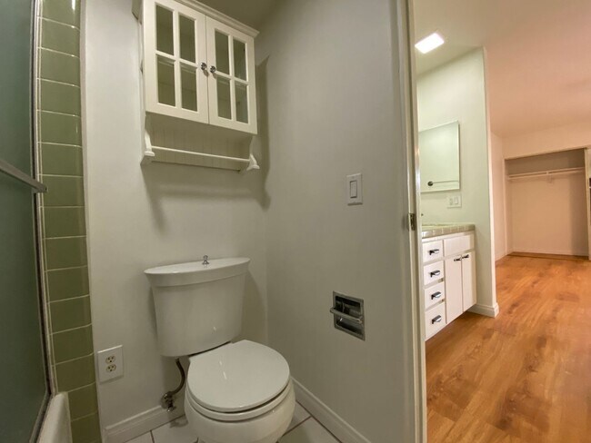 Building Photo - Lovely 2 Bedroom, 2 Bathroom Condo!